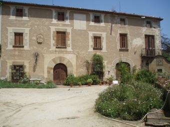 La masia de Cal Conde és al centre del poble. E.F