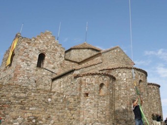 El monestir romànic de Sant Llorenç del Munt, a la Mola, el punt més alt del Vallès Occidental.  BERTA TIANA / OBRA SOCIAL CAIXA SABADELL
