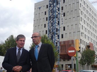L'alcalde Bartomeu Muñoz i el conseller d'Habitatge, Francesc Baltasar, en una visita recent a Cúbics. I. MARTÍNEZ