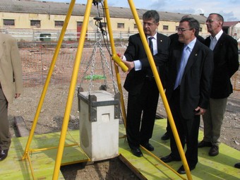El conseller d'Agricultura, Joaquim Llena, i l'alcalde de Lleida, Àngel Ros, col·locant la primera pedra del Fruitcentre.