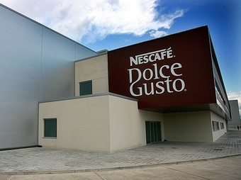 El rètol de Nescafé Dolce Gusto que hi ha a les instal·lacions de Girona.  MANEL LLADÓ