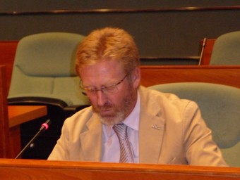 Vicent Beguer intervé al Plenari municipal des del seu escó. /  ESCORCOLL