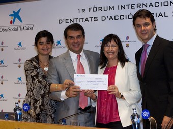 Segú, Laporta, Durán i Bertolín, durant el lliurement del xec amb 150.000 euros.  WWW.FCBARCELONA.CAT