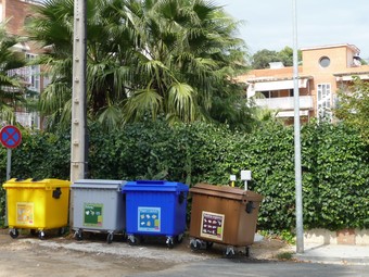 Els nous contenidors de les diferents fraccions dels residus a Sant Pol. T.M