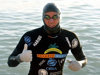 Foto del nadador David Meca, abans de començar el repte de fer 110 quilòmetres des de Xàbia a Sant Antoni de Eivissa, l'any 2006. / ARXIU.