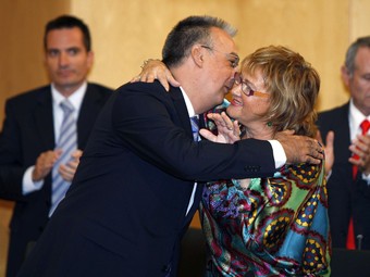 Navarro rep la felicitació de Maite Iraola, la mare de Pajín, amb el trànsfuga Bañuls al fons. /  EFE