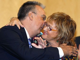 La mare de Pajín felicita el nou alcalde.  EFE