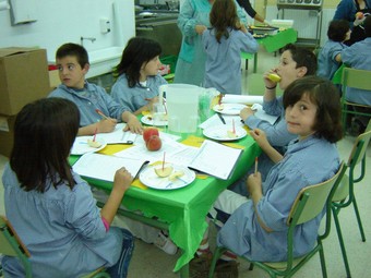 Nens del CEIP Els Til·lers d'Artesa de Lleida participant en una campanya d'UP per promocionar el consum de fruita