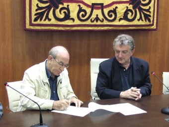 L'alcalde Joaquim Tur, signa un conveni a la sala de plenaris de l'Ajuntament. /  ARXIU