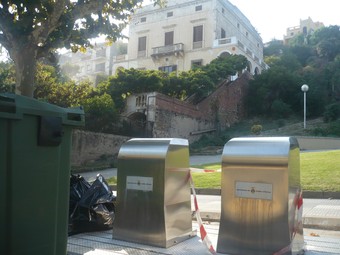 Alguns contenidors plens de brossa i els contenidors soterrats i precintats a la riera de Caldes, davant de l'esplanada.  E.F