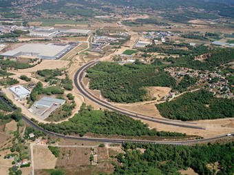 A l'esquerra, el nou tram de l'autopista C-32 que enllaçarà Palafolls i Tordera i a la dreta, el conseller Joaquim Nadal ahir amb els alcaldes dels dos municipis. DPTOP/ T.M