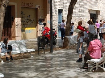 Grup de mares, pares i alumnes a la placeta de les Corts a l'hora d'entrar al col·legi. /  CEDIDA
