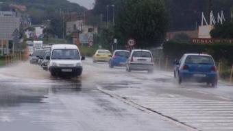 La pluja afecta la conducció molt més enllà de la quantitat d'aigua que hi ha sobre el paviment o si s'han format bassals. ORIOL MAS