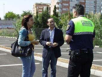 L'alcaldessa, Carmen Martínez i el primer tinent d'alcalde visiten el pàrquing. /  EL PUNT