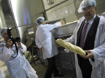 El president d'Europastry mostra una de les barres de pa a la línia de producció del Gran Reserva.  A. ESTALLO