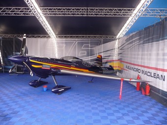 Una de les avionetes participants en la Red Bull Air Race, en concret la del madrileny Alejandro MacLean.  M.C.B