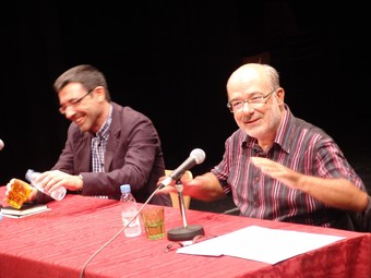 A la dreta, Josep M. Terricabras, al Teatre Principal, de Valls.  A. ESTALLO