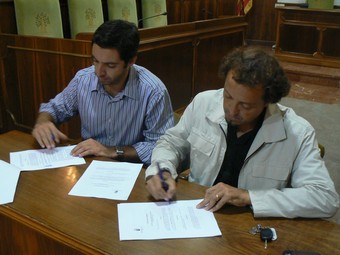 El regidor d'esports i el president del Club Triatló signen el conveni. /  CEDIDA