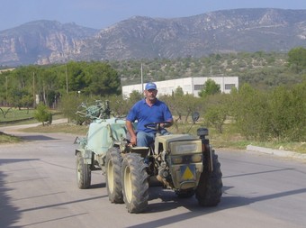 Un veí amb el seu tractor a la vora del camí de Pallerols.  L.M