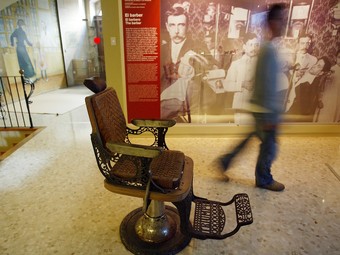 El museu dedica la seva atenció als oficis de la vida rural, com el de barber de poble.  ANDREU PUIG