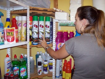 Interior d'una botiga als Pallaresos, on han notat un augment de la demanda d'insecticida a causa de la plag ade mosques d'aquest estiu. /  A.P