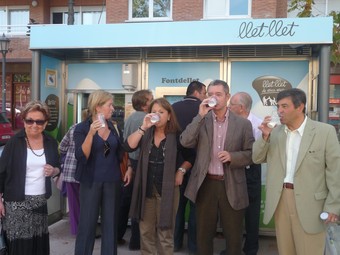 L'alcaldessa Montserrat Mundi –al mig–, acompanyada pels tinents d'alcalde Àngels Ponsa i Antoni Rebolleda, bevent llet.  M.C.B