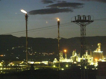 Imatges de la refineria de Repsol, a la Pobla de Mafumet. J.FERNÁNDEZ