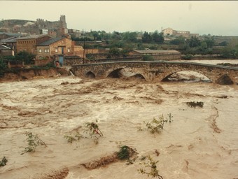 El Francolí feia por a l'alçada de Montblanc, però el Pont Vell va aguantar.  ARXIU COMARCAL