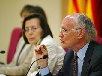 L'ex fiscal en cap, José Maria Mena, en primer terme, al costat de la consellera Tura. /  A.P
