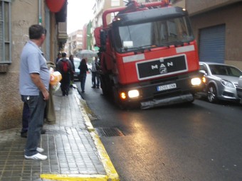 Camió atrapat a un clot del carrer Santa Tereseta. /  CEDIDA