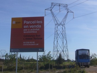 Una línia elèctrica de molt alta tensió travessa el Catalunya Sud.  L.M