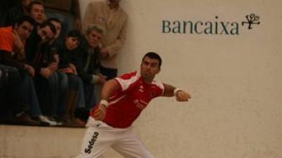 Alvaro juga una pilota en una partida del circuit Bancaixa d'altres edicions. /  FREDIESPORT