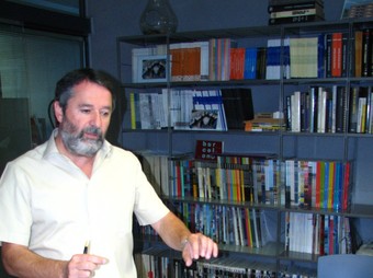 Un dels fundadors de Sala-Sánchez Arquitectes SLP, Manel Sánchez, al seu despatx de Granollers al costat dels mapes de la rehabilitació.