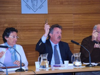 L'alcalde de Tremp, Víctor Orrit, a l'esquerra, votant no a la moció i un altre regidor socialista.