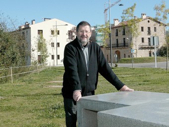 L'alcalde de Sant Pau de Segúries, fotografiat al nou parc de l'accés sud del poble.  E.PICAS