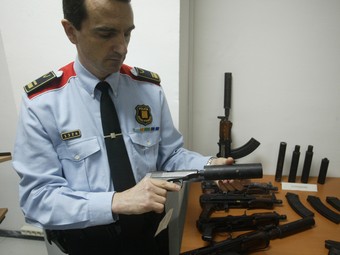 Juan Carlos Molinero mostrant el 2006 unes armes comissades a mafiosos./  ANDREU PUIG