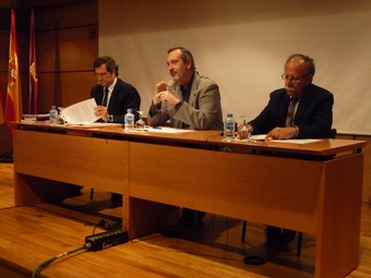 A l'esquerra, el secretari d'Estat d'Universitats, Màrius Rubiralta, ponent en la sessió d'ahir.