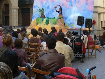 Representació d'El gall Frederic
		a la plaça del Blat.  EL PUNT