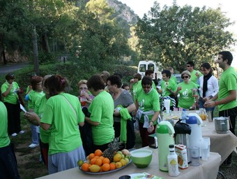 Degustació de còctels i sucs saludables durant la ruta sana de Xàtiva. /  CEDIDA