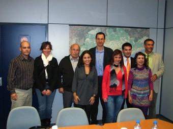 El coordinador del projecte, David Sanitjas, a l'esquerra, acompanyat de les educadores i dels quatre alcaldes de la Mancomunitat de la Vall del Tenes.