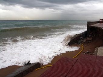 Un tram del passeig marítim de Blanes, ensorrat pel temporal ACN