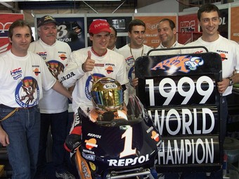 Crivillé i el seu equip celebren el títol de 500 cc el 24 d'octubre del 1999.  EFE