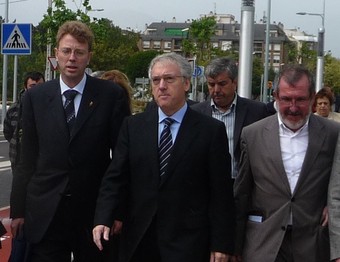 Els alcaldes, amb el president de la Diputació, durant la inauguració del passeig. G.M