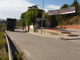 Una de les pancartes penjades al municipi pels veïns contraris a la planta.  M.A.L