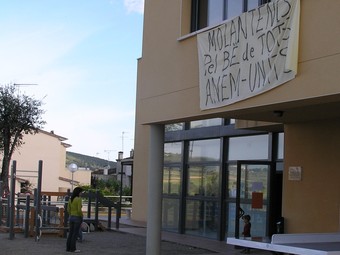 Una pancarta al centre social el 2008. Es reclamava unió contra el projecte de l'escola.  A.M