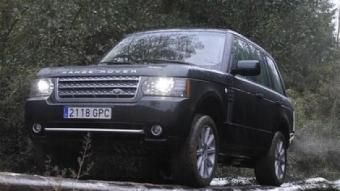 La imatge d'aquest Range Rover 2010 superant un pas estret i de baixa adherència és prou expressiva de fins on arriben les possibilitats d'aquest luxós tot terreny en recorreguts fora de carretera. MIQUEL LISO