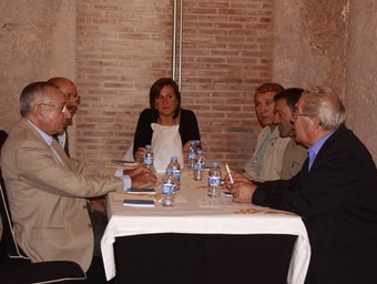 Reunió de l'alcaldessa amb persones de reconegut prestigi del poble. /  CEDIDA