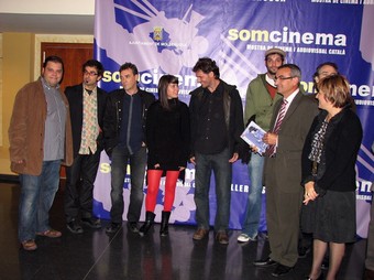 Els premiats i el jurat de Som Cinema han posat davant del cartell del festival.