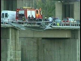 El pont que creua el pantà de Flix, on el conductor va patir una sortida de via.  FOTO: TV3