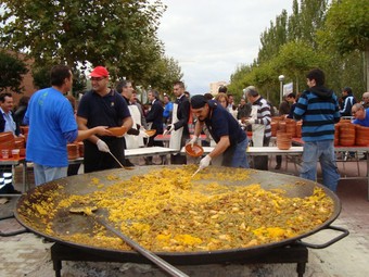 Un grup de persones prepara una paella. /  ARXIU